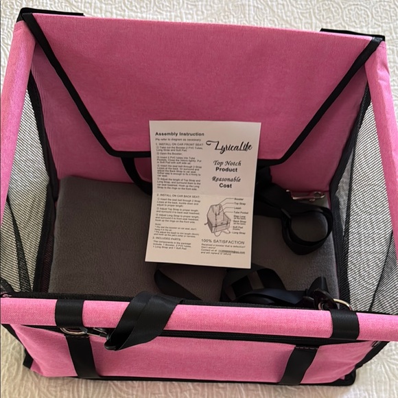 Lyricali Other - Pink dog/puppy car safety booster